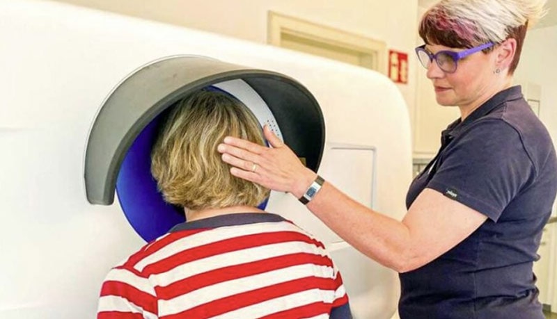 Augenärztliche Untersuchung: Patientin bei einer Gesichtsfeldmessung, unterstützt durch medizinisches Fachpersonal