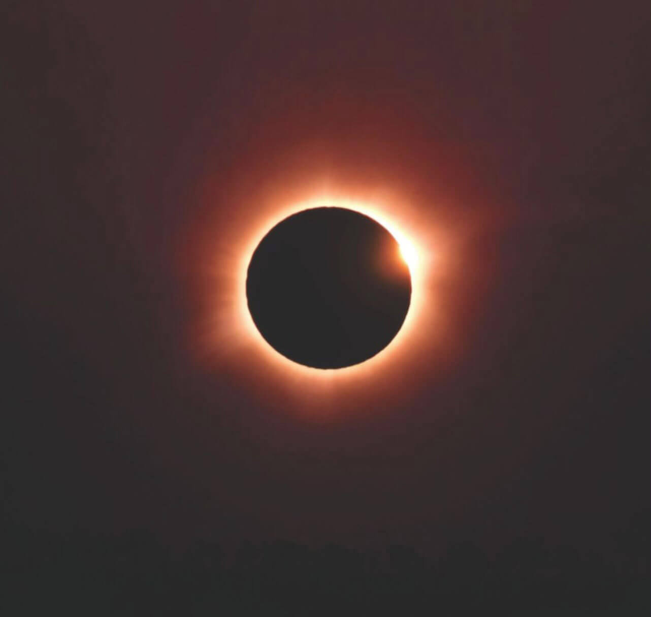 Totale Sonnenfinsternis mit sichtbarer Sonnenkorona