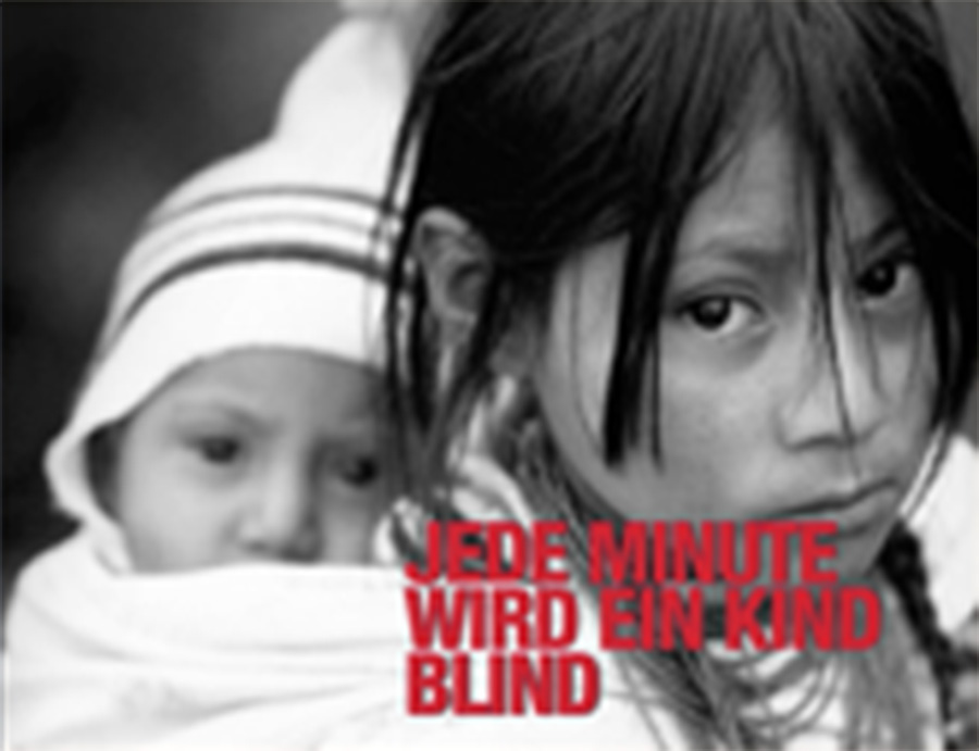 Zwei Kinder, schwarz-weiß-Fotografie, mit Textaufschrift „Jede Minute wird ein Kind blind“ – Symbolbild zur weltweiten Kinderblindheit